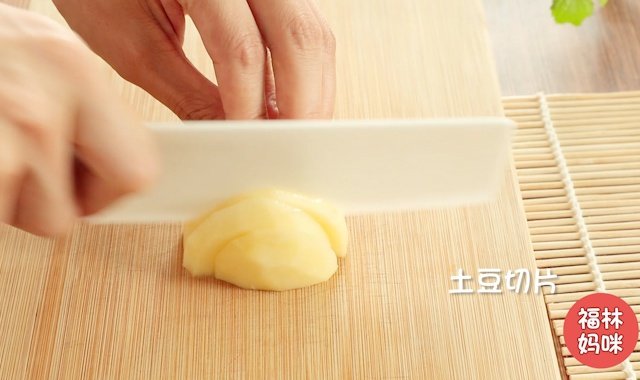 土豆去皮切片。（土豆富含丰富的维生素c，是苹果的4倍，同时它还含有膳食纤维，可以促进宝宝肠胃蠕动。）