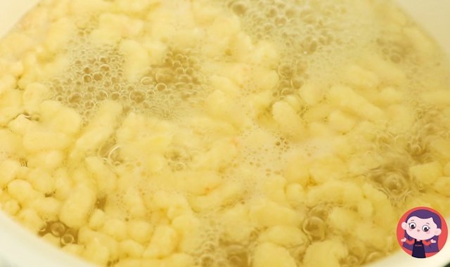 转中火煮至虾丸漂浮到水面上，再煮2~3分钟即可捞出。