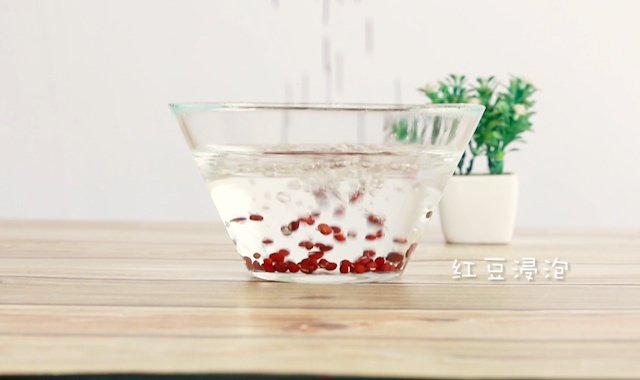 红豆洗净冰箱冷藏浸泡一夜。（红豆不容易煮熟，可以用热水浸泡，也可以冰箱冷藏浸泡一夜。）