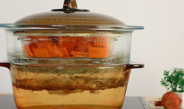 南瓜上锅蒸熟，趁热捣碎成南瓜泥。