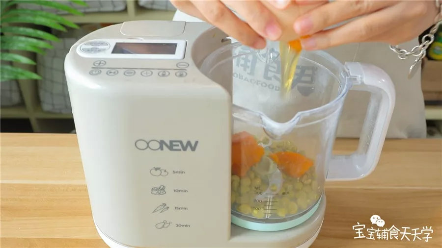 剥皮后的豌豆和熟南瓜一起放入搅拌机，打入鸡蛋