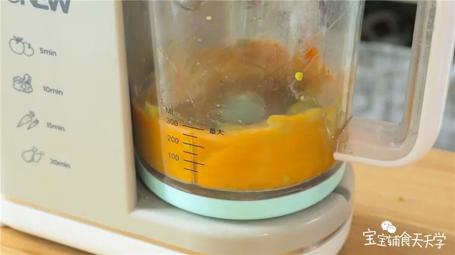 开动搅拌机搅拌成泥