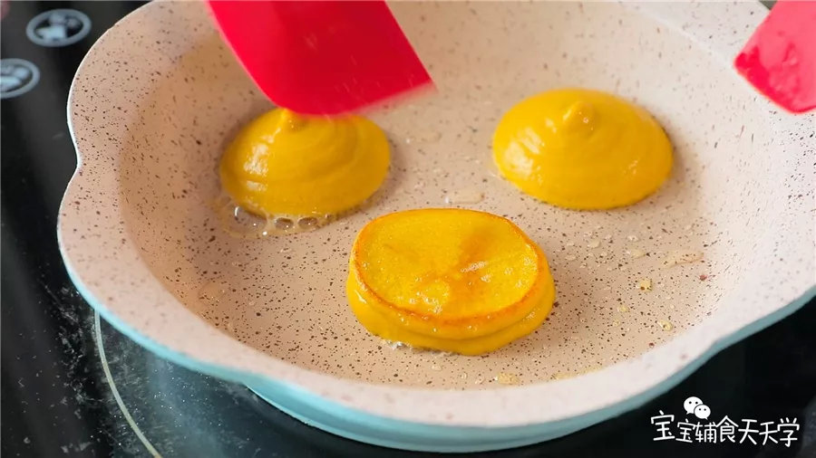 锅里扫一层油，小火加热，挤入面糊，两面煎熟即可