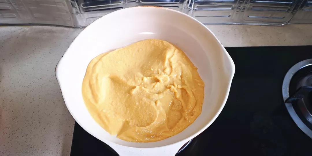 熟鹰嘴豆加水用料理机打泥放入不粘锅小火翻炒。