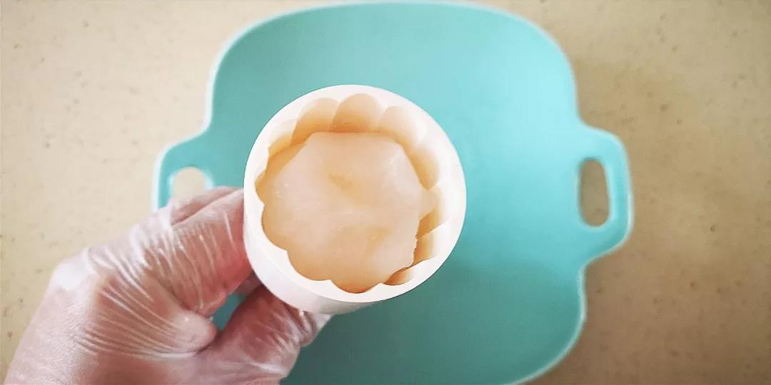 双手掌心涂抹少许植物油搓圆，月饼放入模具压紧脱模。