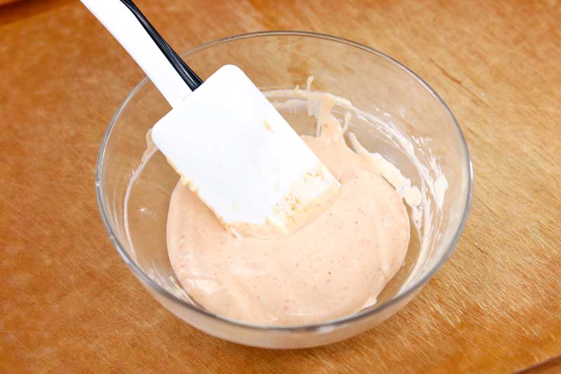 第2步：将日式蛋黄酱拌匀；