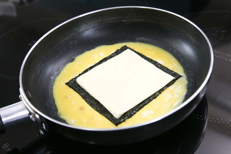 第8步：放上紫菜及芝士片；