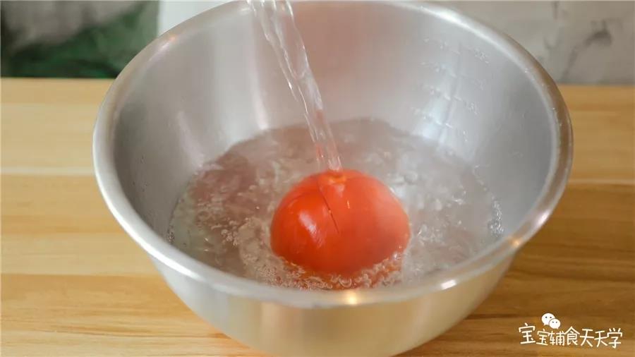 番茄倒入热水浸泡