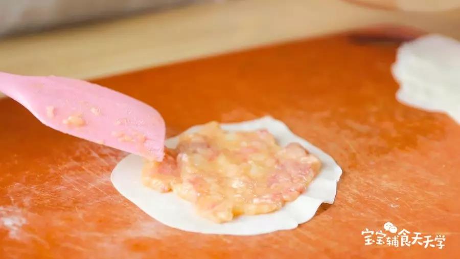 饺子皮铺上一层牛肉泥