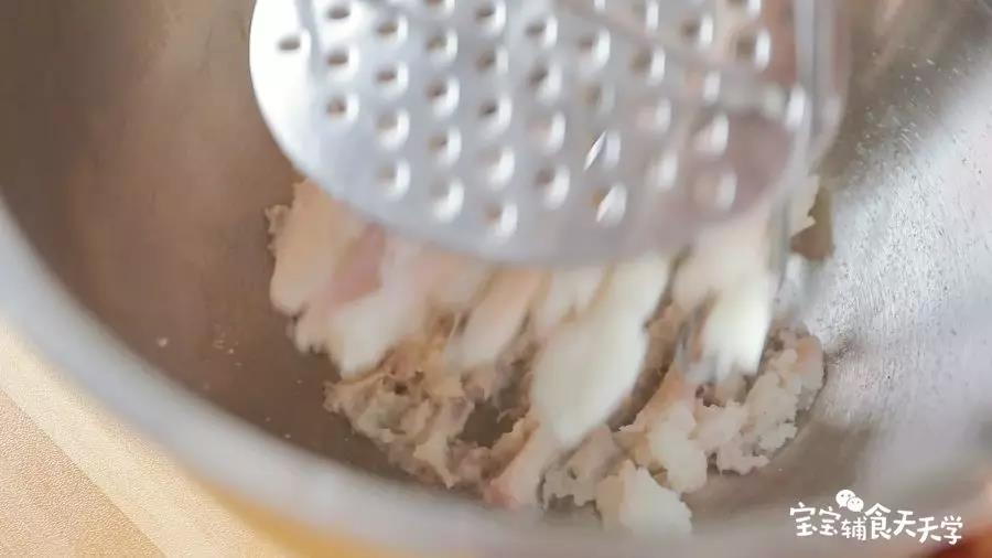 山药蒸熟，压泥