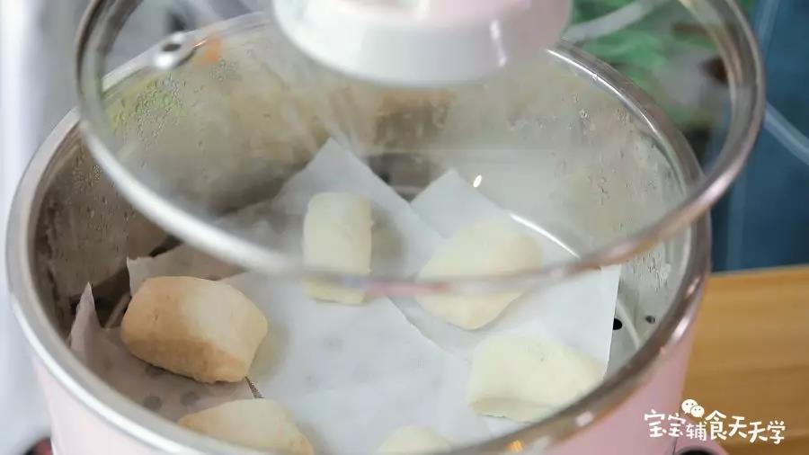 放入已烧开水、并且已熄火的蒸锅中二次发酵15分钟左右