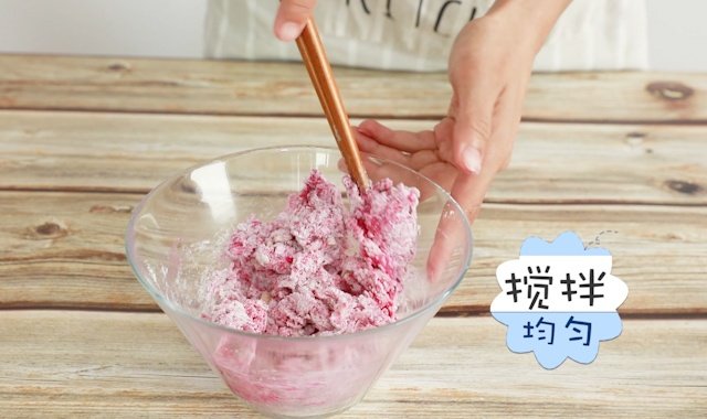 同理，将剩下的100克面粉、10克玉米油、45克火龙果汁、10克奶粉搅拌在一起。