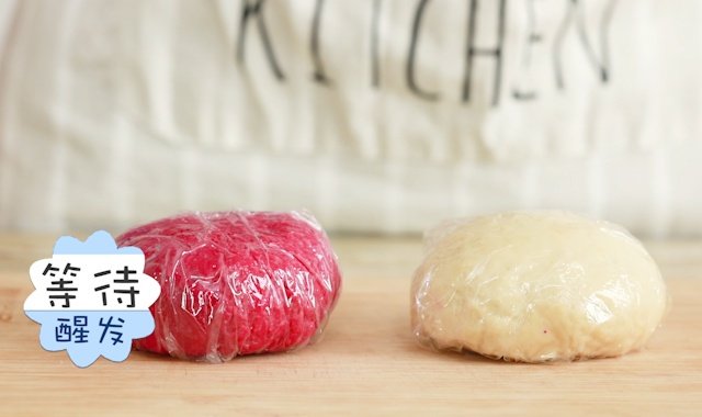 揉成光滑的面团，盖上保鲜膜，静置松弛。