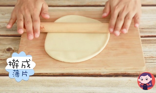 醒发好的白色面团，擀成椭圆形的薄片。