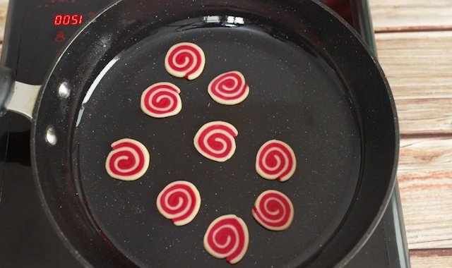 如果家里没有烤箱的，用平底锅照样也能做出来。只需要在锅底刷一层薄油，将猫耳朵摆到上面，开小火慢慢烘焙，中间记得翻面，等到表面微微发黄，就可以出锅了。