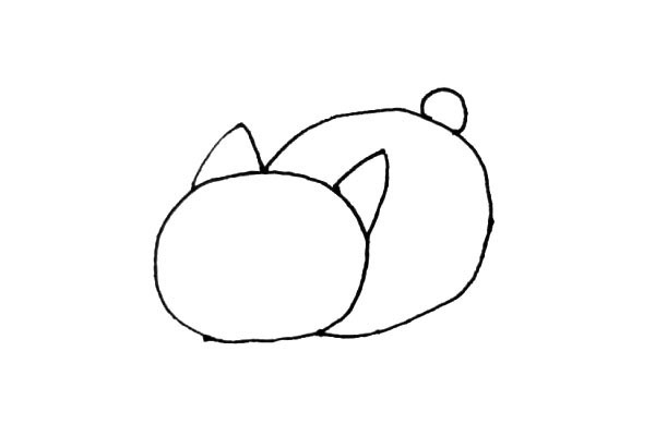 步骤3：在脸的上方，画上两个三角形的耳朵，注意位置关系哦。