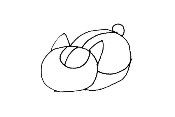 步骤4：耳朵之间，还要画上一个半圆的纹样，身体上也是，中间还需要加上一条的弧线。