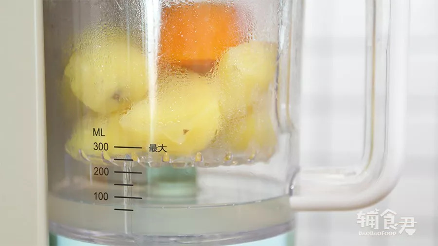 土豆、胡萝卜放入辅食机蒸熟