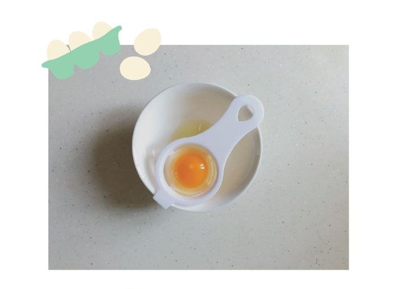 第2步：鸡蛋取蛋黄，打成蛋黄液。