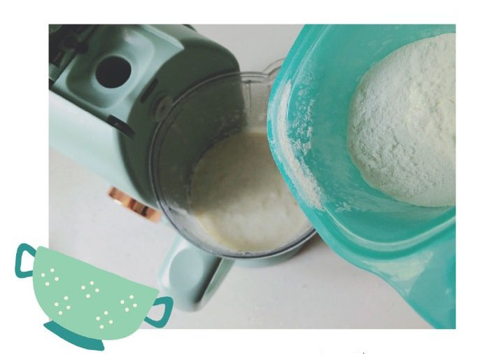 第5步：将约50克面粉倒入玉米浆，搅打均匀。