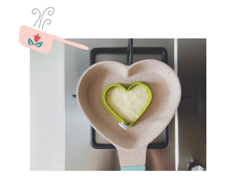 第7步：锅中放模具，舀入玉米糊开小火无油煎。