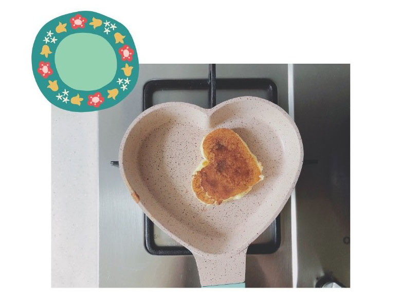 第8步：待表面有气泡取走模具，底部凝固可滑动即铲起翻面煎至两面金黄出锅。