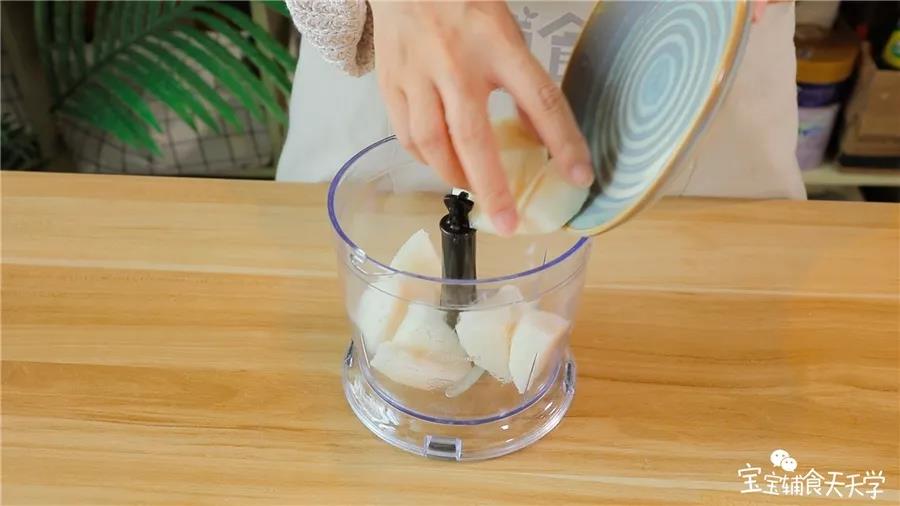 第3步：莲藕和梨肉倒入搅拌机
