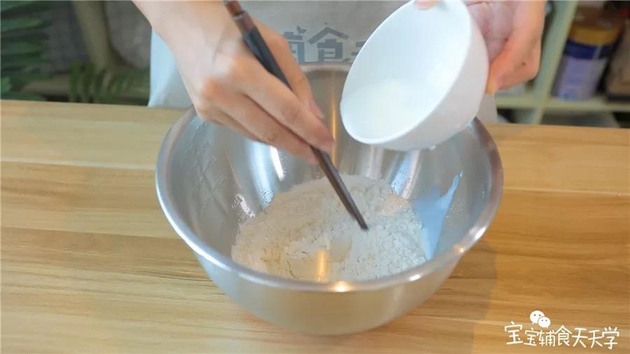 第2步：面粉倒入一个大碗中，倒入牛奶、玉米油搅拌成棉絮状