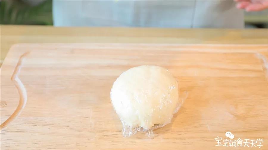 第4步：用保鲜膜包起面团静置松弛一会