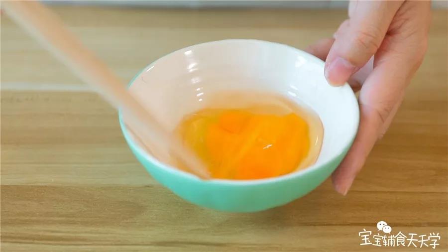 第10步：打散1个鸡蛋