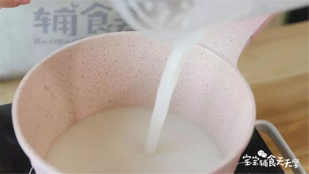 银耳蓉倒入锅里放入冰糖，大火烧开后转小火熬煮约30分钟