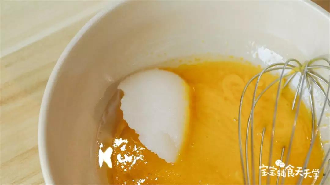 蛋黄和玉米油、银耳糊混合均匀