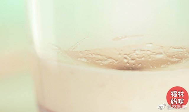 搅打成细腻的泥糊状，也可以用辅食研磨棒做成含有小颗粒的状态，9个月的宝宝咀嚼这种硬度的小颗粒是没有问题的。