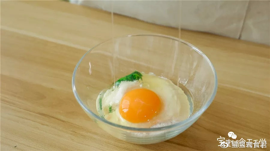 粘米粉里倒入菠菜碎、打入鸡蛋、倒入清水
