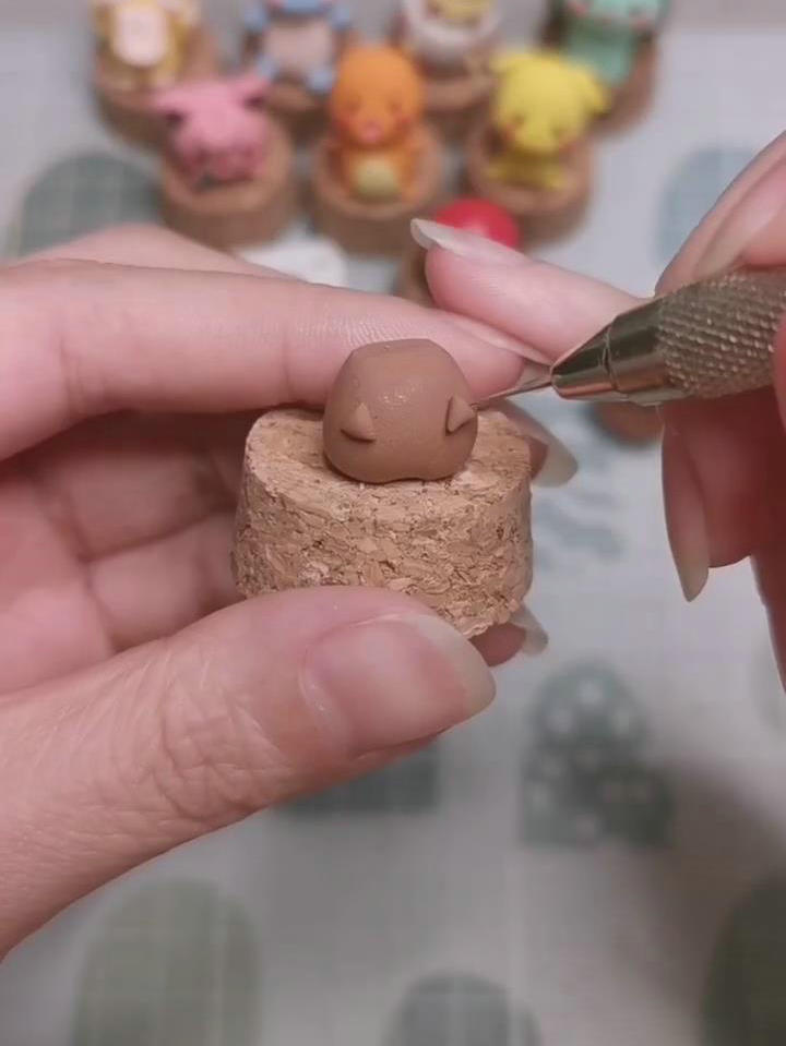 步骤5：将身体放在底座上然后来做手臂