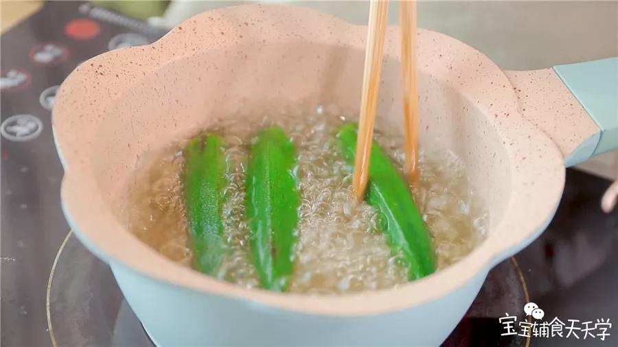 烧开一锅水，放入秋葵焯水