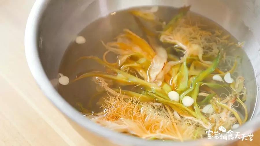 霸王花、玉竹、百合、杏仁、无花果倒入开水浸泡约30分钟