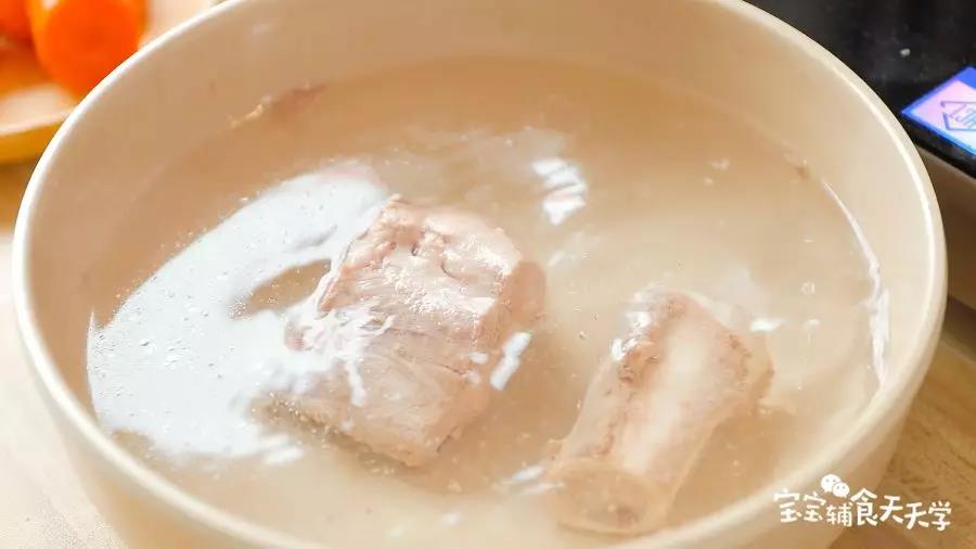 飘出浮沫后把骨头放入清水中洗净