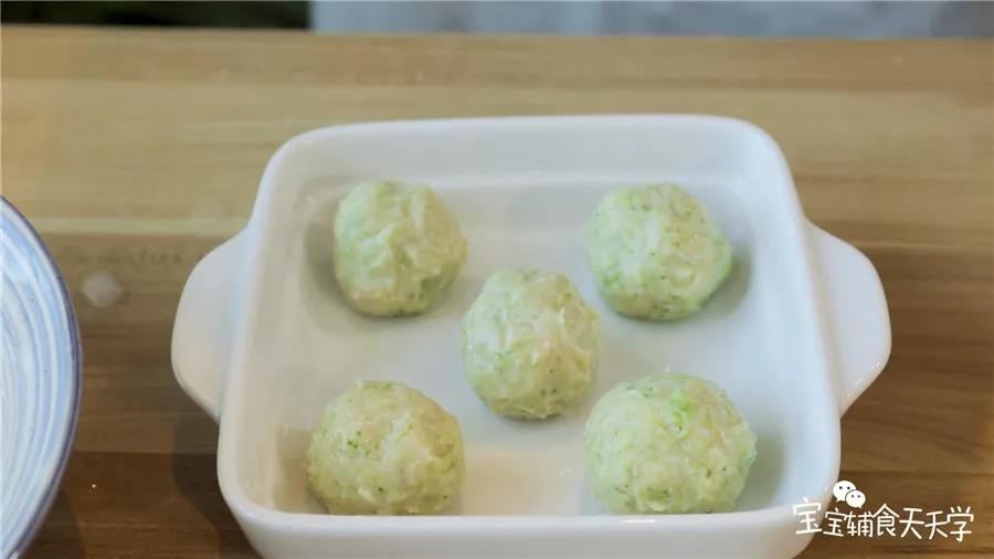 第6步：手里沾点水防粘，搓出一个个肉丸，排列在碟子上，这个分量可以做5-6个均等大小的肉丸