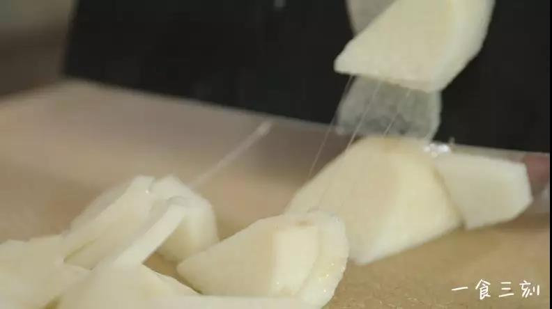 山药段对半切开，斜着切薄片