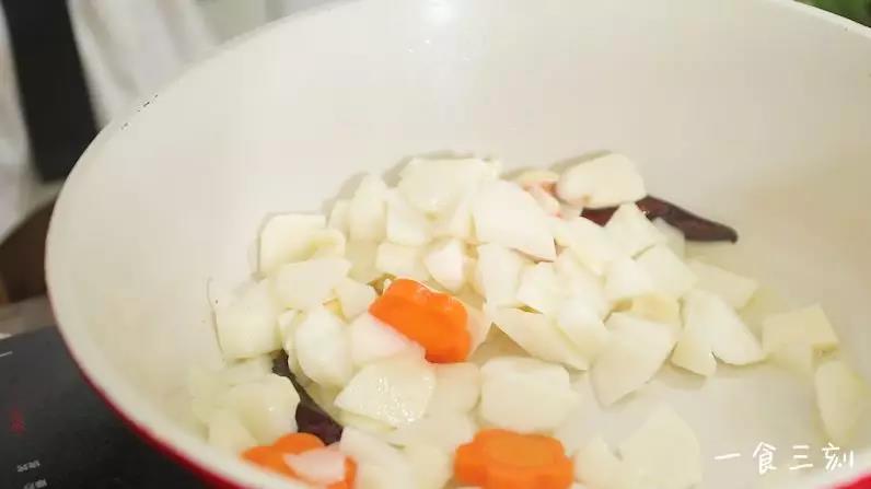 倒入山药片大火快炒（3分钟内翻炒均匀）