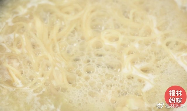 意面提前浸泡至软，水煮开后，加入意面煮熟。