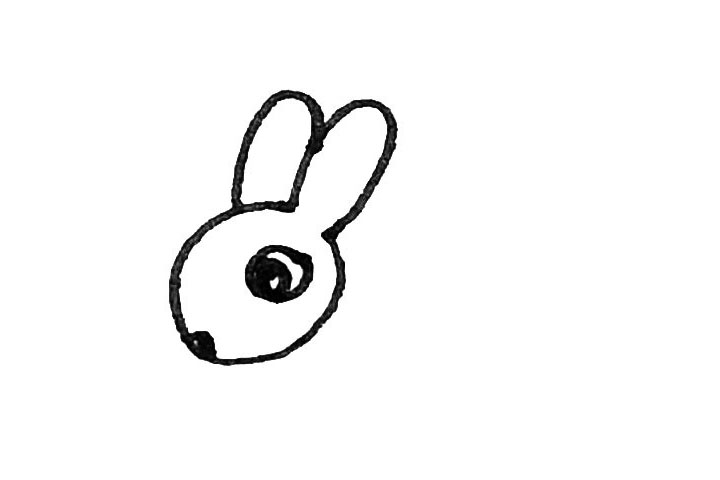 步骤3：椭圆里面画上一点三角的鼻子和圆形的眼睛，里面画上黑眼珠。