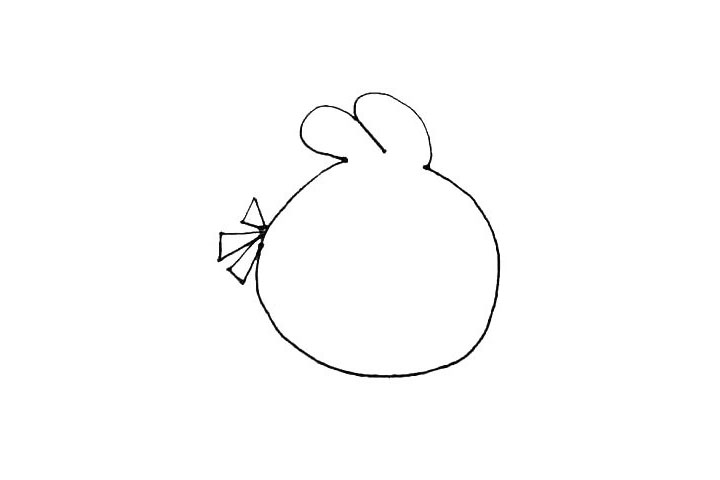 步骤3：在后面，画上三个三角形作为尾巴的羽毛。