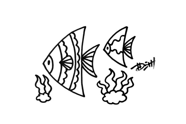 步骤3：再画出几只造型不同的热带鱼吧，然后画出一些水草。