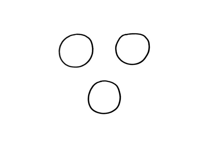步骤1：我们先在画纸上，画出三个圆形，为什么要画三个呢?因为曲老师要教大家画三种不同的太阳。