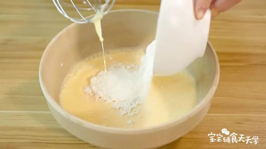 倒入低筋面粉，搅拌均匀