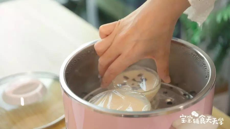 封上耐热保鲜膜放入蒸锅中蒸20-30分钟即可  视乎模具大小调整时间，可以插入牙签检验，取出牙签没有沾上粘稠面糊就是好了