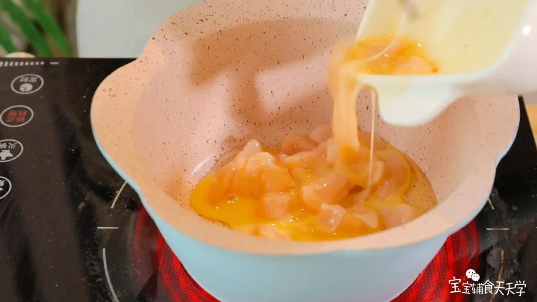 锅里倒油，小火加热，倒入鸡胸肉翻炒