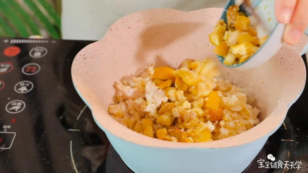 倒入米饭和栗子蓉翻炒均匀